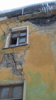 "Мы погибнем под завалами": Многодетная мать из Первоуральска вынуждена жить в аварийном доме с крысами и сгнившей сантехникой - nakanune.ru - Первоуральск