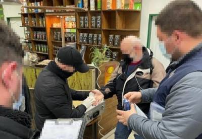 На Закарпатье задержали таможенника, вымогавшего взятку за перевозку сигарет (фото) - facenews.ua
