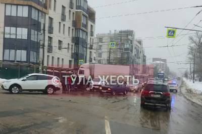 В Туле одна из попавших в ДТП легковушек после столкновения сбила человека - tula.mk.ru - Тула - ЦФО - Тульская обл.