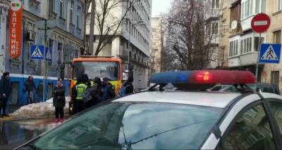 В Киеве "героиня парковки" заблокировала эвакуатор и требует оформить угон авто: съехалась полиция, видео - politeka.net - Киев