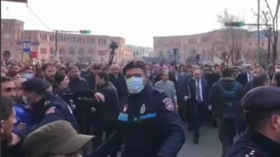 Роберт Кочарян - Никола Пашинян - Роберт К - Роберт Кочарян призвал народ поддержать армию - argumenti.ru - Армения - Ереван
