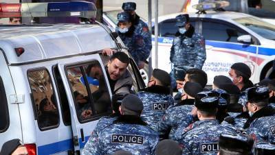 Никола Пашинян - Ишхан Сагателян - Оппозиция собралась ночевать на площади в Ереване до отставки премьера Армении - gazeta.ru - Ереван
