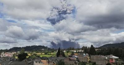 Выбросил столб пепла на высоту 1500 метров: в Индонезии проснулся вулкан Синабунг - tsn.ua - Индонезия - Гватемала