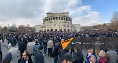 Никола Пашинян - Ишхан Сагателян - Оппозиционеры в Ереване направились шествием к зданию парламента - ru.armeniasputnik.am - Ереван