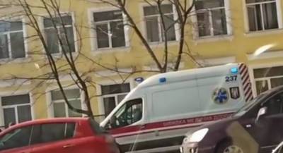 ЧП в киевском лицее: из окна выпал ребенок, на место срочно съехались врачи - politeka.net - Киев