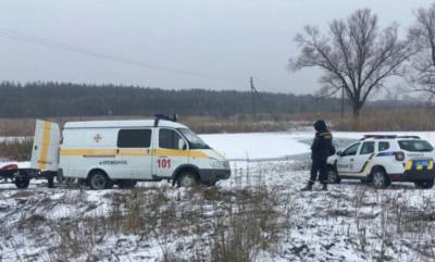 В Киеве мужчина оказался в ледяной воде, фото: "вылез на ограждение переправы и..." - politeka.net - Киев