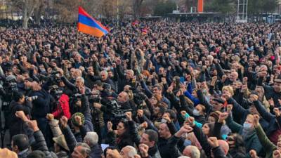 Никол Пашинян - Противостояние в Ереване накаляется: офицеры полиции поддержали требование армии об отставке Пашиняна - newdaynews.ru - Ереван