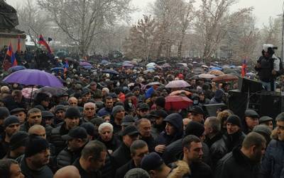Никола Пашинян - Вазген Манукян - В Ереване вспыхнули протесты, возводятся баррикады - korrespondent.net - Армения - Ереван
