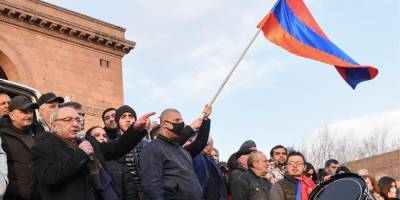 Никол Пашинян - Никола Пашинян - Вазген Манукян - Протестующие в Ереване возводят баррикады и блокируют здание парламента - nv.ua - Армения - Ереван