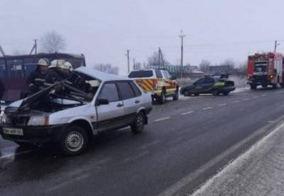 В Харьковской области столкнулись автобус и легковушка, погибли два человека - facenews.ua - Харьковская обл. - район Богодуховский