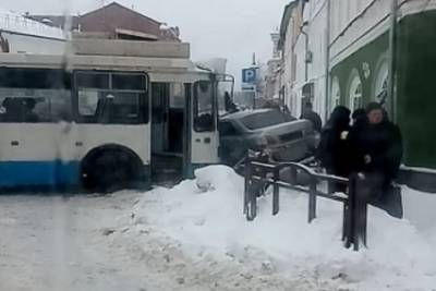 В центре Рыбинска троллейбус протаранил легковушку - yar.mk.ru - Рыбинск
