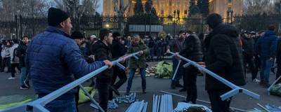 Никол Пашинян - Вазген Манукян - Армянские оппозиционеры заблокировали входы в здание парламента - runews24.ru - Ереван