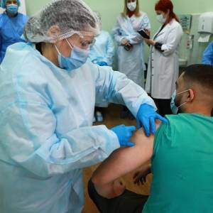 Запорожские медики сделали первые прививки от коронавируса. Фото - reporter-ua.com - Запорожская обл. - Запорожье