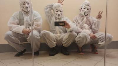 Анонимы из Петербурга покрасили лифт в доме на Оптиков в обход УК - piter.tv - Санкт-Петербург