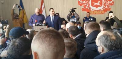 Троллинг в Черкасском горсовете: депутаты синхронно переводили своего коллегу с ОПЗЖ – видео - 24tv.ua - Харьков - Черкассы - Черкесск - Новости