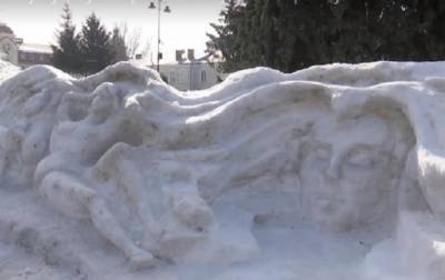 Алеся Украинка - В Луцке из 50 тонн снега создали Лесю Украинку - korrespondent.net - Луцк