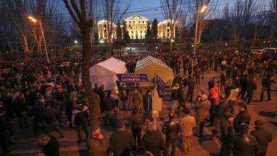 Никола Пашинян - Вазген Манукян - Протестующие начали расставлять палатки в центре Еревана - iz.ru - Ереван