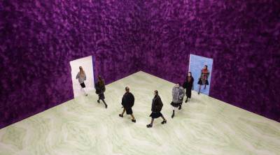 В мире Prada нет места скуке, зато есть — огромным пайеткам, платформам и разноцветным пальто - skuke.net