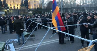 Никол Пашинян - Армен Саркисян - Никола Пашинян - Ишхан Сагателян - В Ереване протестующие начали ставить палатки на площади у здания парламента (фото, видео) (4 фото) - tsn.ua - Армения - Ереван