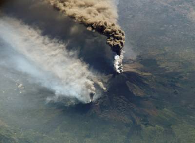 В Индонезии проснулся вулкан, в Перу – наводнения - inform-ua.info - Бразилия - Боливия - Индонезия