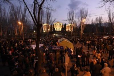 Никола Пашинян - Ишхан Сагателян - В Ереване протестующие построили баррикады у здания парламента - aif.ru - Ереван