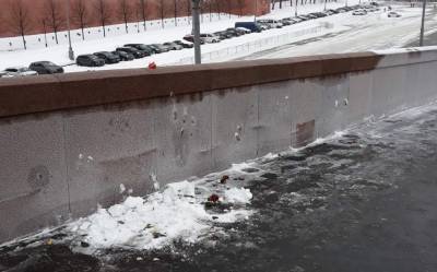 Борис Немцов - В Москве мемориал на месте убийства Бориса Немцова разрушили активисты SERB - znak.com - Москва