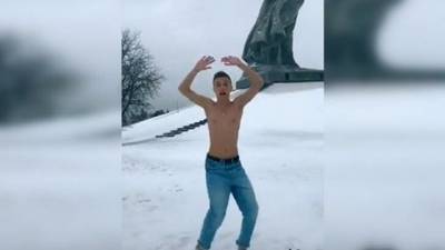 Андрей Осипов - Танцевавшего полуголым на Мамаевом кургане тиктокера отчислили из вуза - gazeta.a42.ru - Волгоград