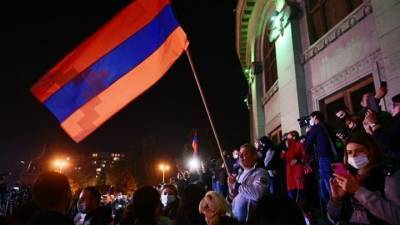 Никола Пашинян - Почти 200 оппозиционеров остались на ночь у здания парламента в Ереване - vesti.ru - Ереван