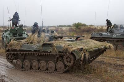 Украинские солдаты наехали на гражданский автомобиль во время ротации в Донбассе - riafan.ru - ДНР - Донецк