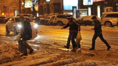 Видео: дороги в Москве превратились в озера и бурлящие реки - 5-tv.ru - Москва - Россия - Петербурга