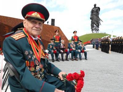 "Разнарядка сверху": В Томске чиновники собирают с бюджетников деньги для ветеранов - sobesednik.ru - Томск