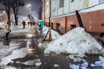 Смоляне делятся историями о падающих глыбах льда и ищут поддоны для обустройства путей обхода опасных участков - mk-smolensk.ru - Смоленск