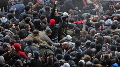 Отвертки, палки, гвозди: чем орудовали радикалы 26 февраля 2014 года - crimea.ria.ru - Киев - Крым - Симферополь