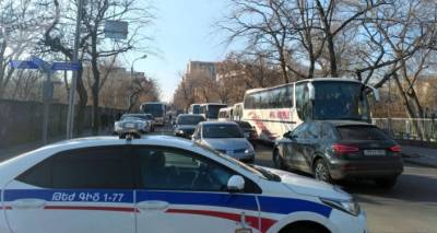 Никола Пашинян - Полицейские проводят пересменку у здания армянского парламента, стянуты новые силы - ru.armeniasputnik.am