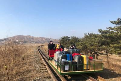 Сотрудник посольства РФ более километра толкал самодельную дрезину с людьми и чемоданами, чтобы выехать из КНДР - kp.ua - КНДР - Пхеньян