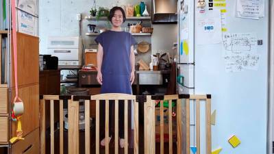 Картонная фигура вместо мамы: какой хитрый метод придумала женщина, чтобы оставить сына самого - 24tv.ua - Япония