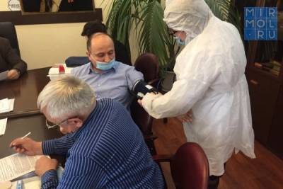 Сотрудники Минфина Дагестана проходят вакцинацию от коронавируса - mirmol.ru - респ. Дагестан