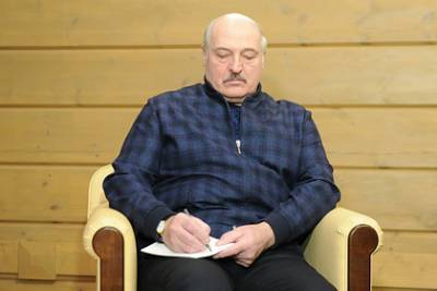 Александр Лукашенко - Лукашенко назвал белорусских спортсменов виновными в лишении страны ЧМ по хоккею - lenta.ru