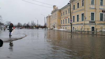 Привокзальная площадь в Ломоносове оказалась в воде - piter.tv - район Петродворцовый
