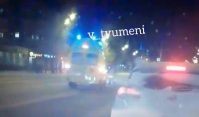 В Тюмени на улице Мельникайте произошло ДТП с машиной скорой помощи и пешеходом - nashgorod.ru - Тюмень