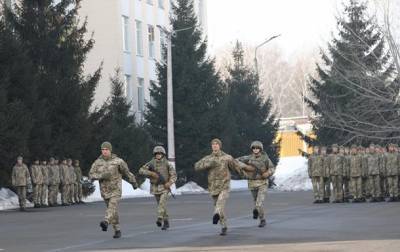 Украинским военным разрешили поднимать ногу ниже во время строевого шага - korrespondent.net - Военный