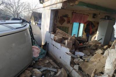 Под Днепром легковушка врезалась в жилой дом: Есть жертвы - news.bigmir.net