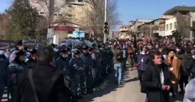 Никол Пашинян - Армен Саркисян - Никола Пашинян - Оппозиция устроила митинг у резиденции Пашиняна и направилась ко дворцу президента (видео) - focus.ua - Армения - Ереван - Премьер-Министр