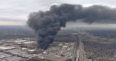 Километровые столбы черного дыма поднялись над Техасом из-за пожара на заводе по переработке пластика - tsn.ua - Техас - USA