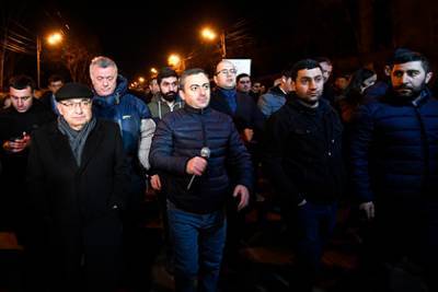 Никола Пашинян - Армянская оппозиция призвала офицеров запаса присоединиться к протестам - lenta.ru