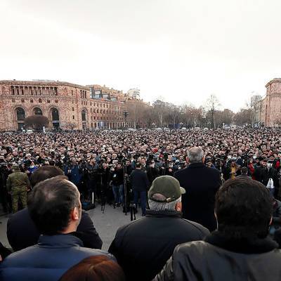 Армен Саркисян - Никола Пашинян - Несколько тысяч сторонников оппозиции направляются к резиденции президента Армении - radiomayak.ru - Ереван