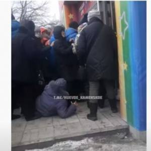 В Днепре толпа у секонд-хенда едва не затоптала пожилую женщину. Видео - reporter-ua.com - Днепропетровская обл. - Каменск - Новости