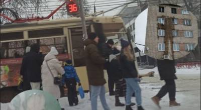 "Домофон замкнуло, побелка стекает по стенам": в многоэтажке под Ярославлем прорвало трубы с кипятком - progorod76.ru - Ярославская обл. - Ярославль