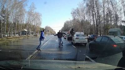 В Воронеже на дороге автомобилист набросился с битой на таксиста: появилось видео - vestivrn.ru - Воронеж