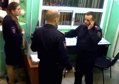 Опубликовано видео с реакцией кемеровских полицейских на убийство девушки - ya62.ru - Кемерово